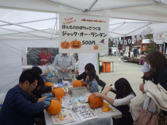 創成川ハロウィンでジャックオランタンを作る様子