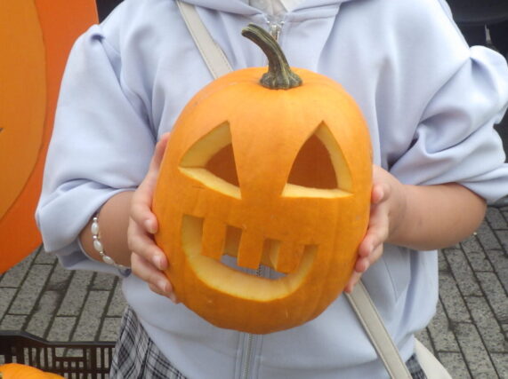 創成川ハロウィンでジャックオランタンを作った子供