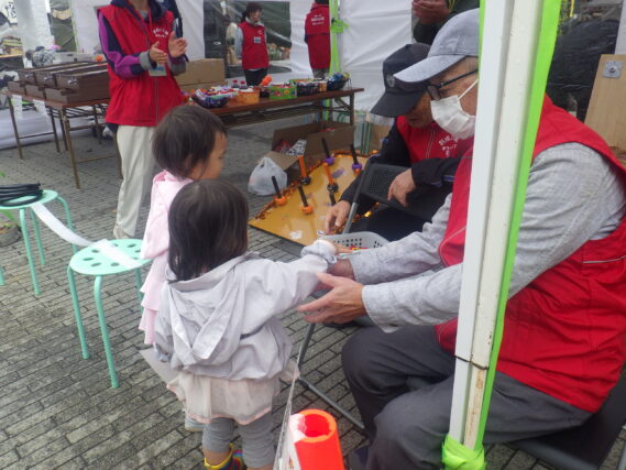 創成川ハロウィンのお菓子じゃんけんの様子