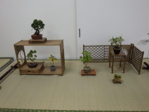 小品だけの一席もあります。ついたてや飾り棚は手作り品だそうです。