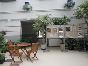 休憩スペースがあり、展示会の作品が飾られる