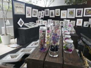 木の台の上にハーバリウムの瓶が並ぶ