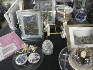 レカンフラワーを使ったアクセサリーが机の上に飾っている