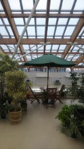 2階ホールに設置されたテーブルセット