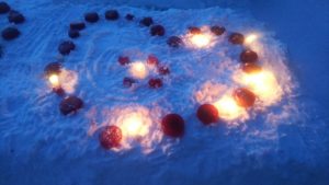 ビーツで色付けした氷をハート型に並べたオブジェ