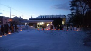 夕暮れに灯ったアイスボードの鮮やかな光