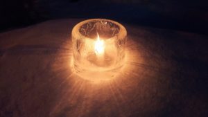 氷で作ったキャンドルの光が四方八方に広がるさま