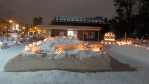2018年のスノーキャンドル点灯時の様子、アイスボードや雪で作るスノーキャンドルの暖かな光