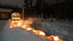 2018年のスノーキャンドル点灯時の様子、雪山の前に様ざまな植物画閉じ込められた氷の板が見える