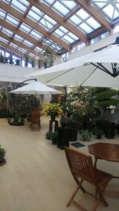 アトリウムに置かれた白いパラソル