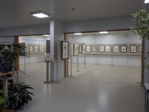 ボタニカルアート展で額に入った植物画が並びます。