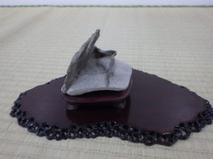 貝のように口を開けたような形の石