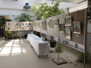 押し花を使って作った額作品と小物作品が並ぶ