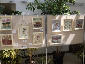 押し花で作られた花額が壁に並べられている