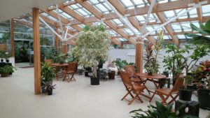 ２階ホールにテーブルセットがある