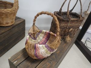 紫、ピンク、白に着色した籐で編んだバック