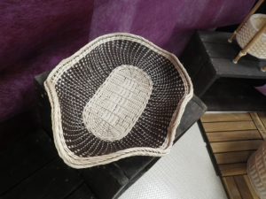 茶色と白の籐で編んだバック