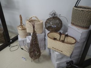 籐で編み込まれたバックとあけびで編まれたスタンドライト