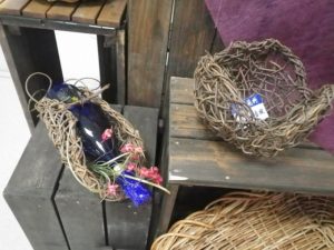 あけびで編んだワインラックとかご