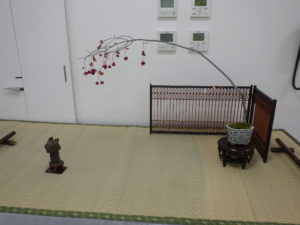 葉が落ちて実がたくさん下がっているのがわかるツリバナの盆栽