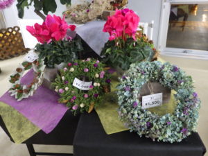 手作りリースがテーブルの上に並んで置いている様子