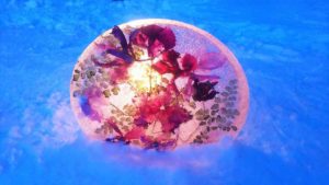 氷の板の中にシクラメンやアジアンタムがちりばめられている