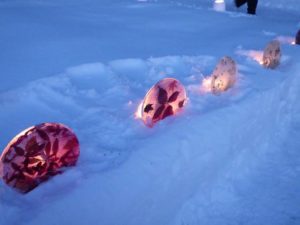 雪の中で光る氷の板