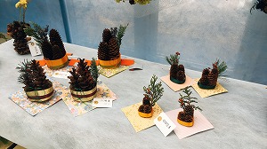 マツボックリのミニ門松飾り