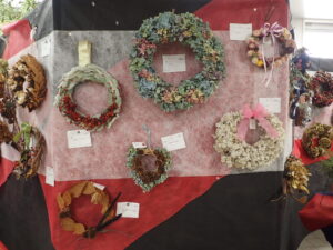 ハンドメイドクリスマス展のリースと花売店情報12月13日
