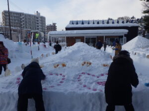 ボランティアさんがきれいなハート形に色氷で飾りつけ