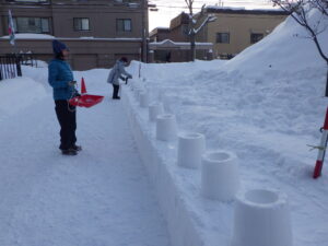 センター側から警察署方面の通路に沿ってスノーキャンドルを設置中