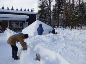 雪山にもスノーキャンドルを設置　周辺も飾りつけ中