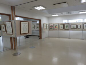 額に入れられた淡い色彩の植物の詳細画が並ぶ