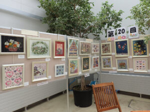 様々な花を押し花にして、それを使って風景や活け込みなどを表現した作品が並ぶ