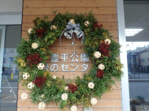 入り口を飾る大リース