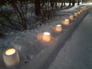 スノーキャンドルの列