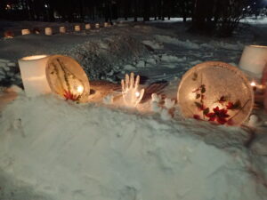 丸い円盤状の氷の板の中に花や葉が見えるアイスボードと手の形をした氷が並んでいる。