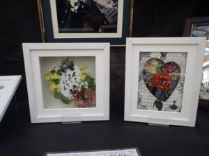 ミニ額装の作品 言葉に合わせた花を使った作品