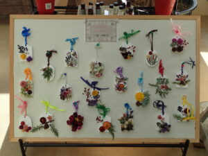 ドライフラワーの飾りがついたハンドメイドのアロマストーン