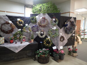 正面入り口に近い展示場所。
リースのほかクリスマスの置物の展示も。