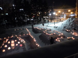 暗い中スノーキャンドルなどが並んでいる会場の全体を高い位置から撮影した写真