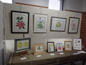入り口横のウェルカム展示
バラやトマトなどの精密画作品が並んでいます