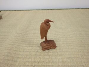 木彫りのサギ