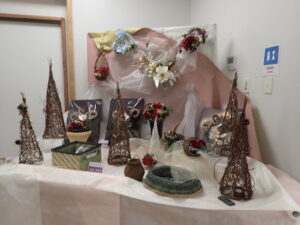季節を先取りした、クリスマスやお正月飾りの作品